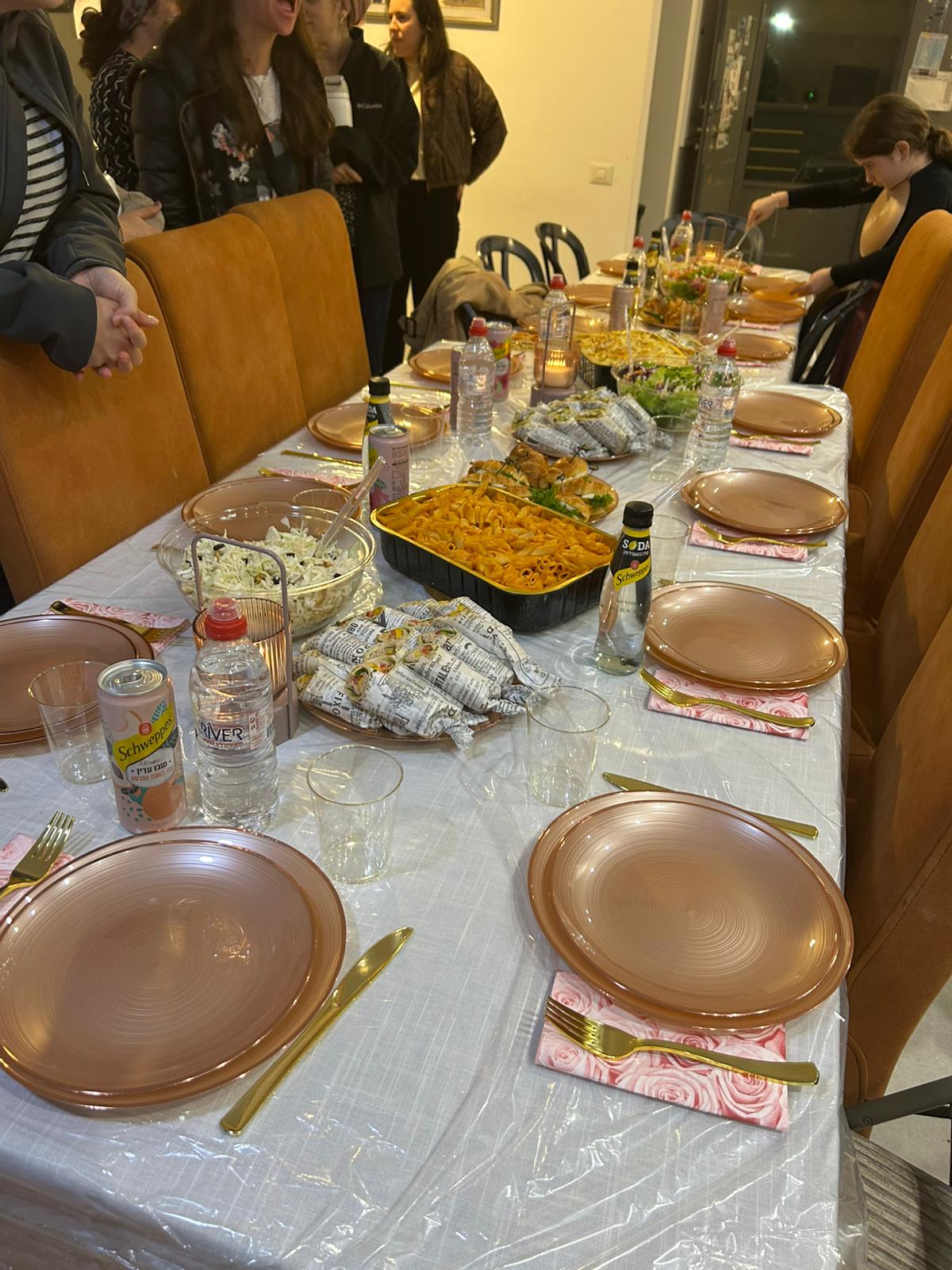 תמונות אווירה של בית עם צלחות חד פעמיות - שלח פעמי