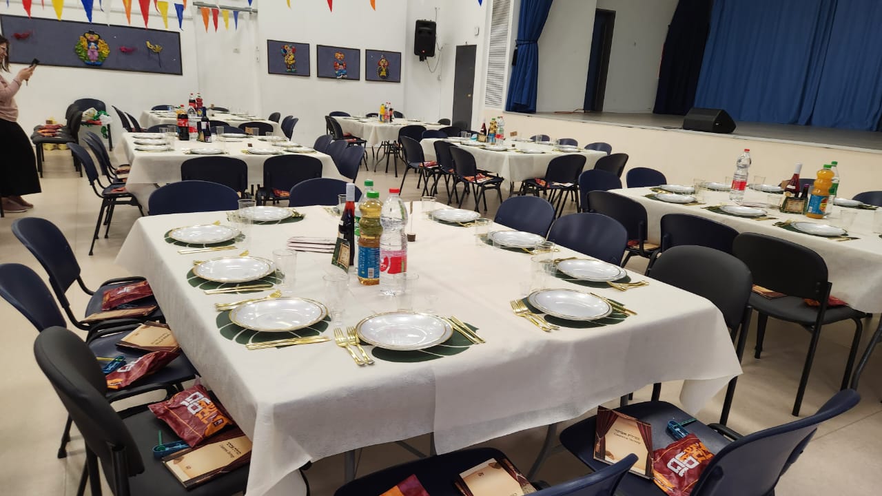 תמונות אווירה של בית עם צלחות חד פעמיות - שלח פעמי