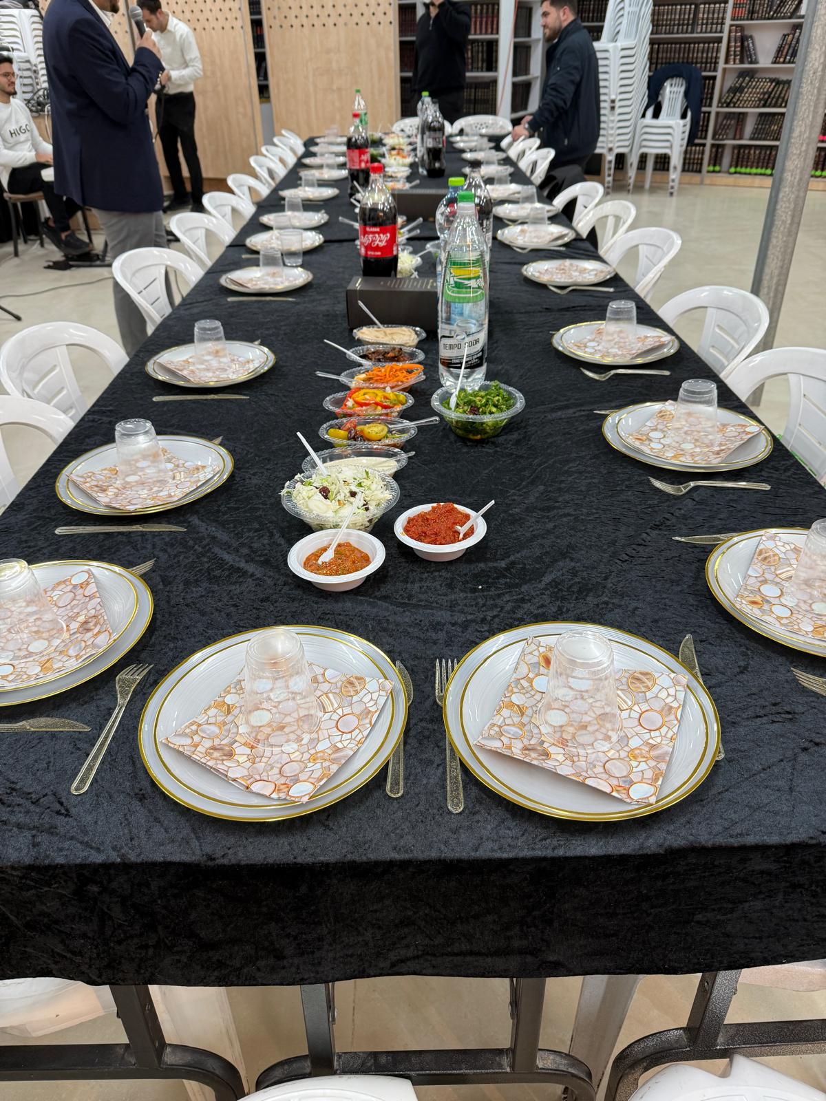 תמונות אווירה של בית עם צלחות חד פעמיות - שלח פעמי